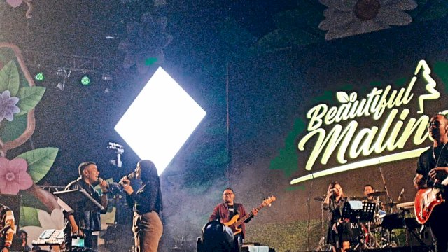 Penyanyi Judika saat berduet dengan Ketua TP PKK Kabupaten Gowa Priska Paramita Adnan di Music and Fast Beautiful Malino 2023, di Hutan Pinus Malino, Kecamatan Tinggimoncong disambut histeris ribuan pengunjung, Jumat, (14/07/2023). (Dok. Chaerani/Republiknews.co.id)
