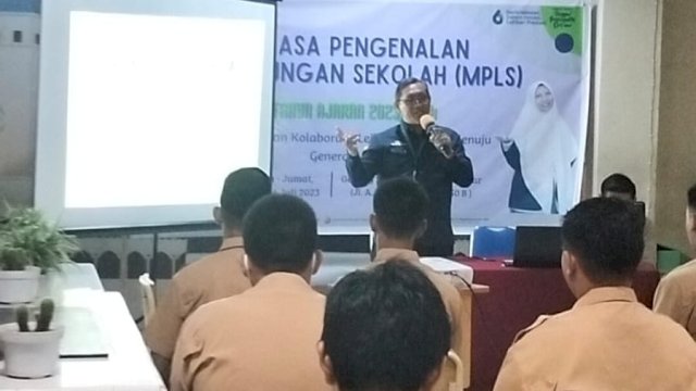 Penyuluh hukum Tim Kanwil Kemenkumham Sulsel saat memberikan materi bahaya Anti Narkoba di sela-sela pelaksanaan MPSL SMAIT Al-Fatih Makassar, kemarin. (Dok. Humas Kanwil Kemenkumham Sulsel)
