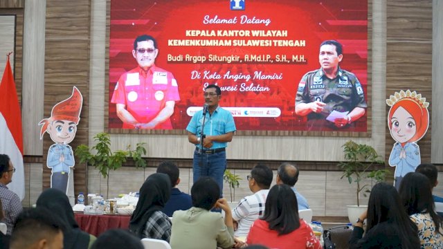 Kakanwil Kemenkumham Sulsel Liberti Sitinjak saat menerima kunjungan Kanwil Kemenkumham Sulteng yang dipimpin langsung Kakanwil Kemenkumham Sulteng Budi Argap Situngkir, di Aula Kanwil Kemenkumham Sulsel, Sabtu, (15/07/2023). (Dok. Humas Kanwil Kemenkumham Sulsel)