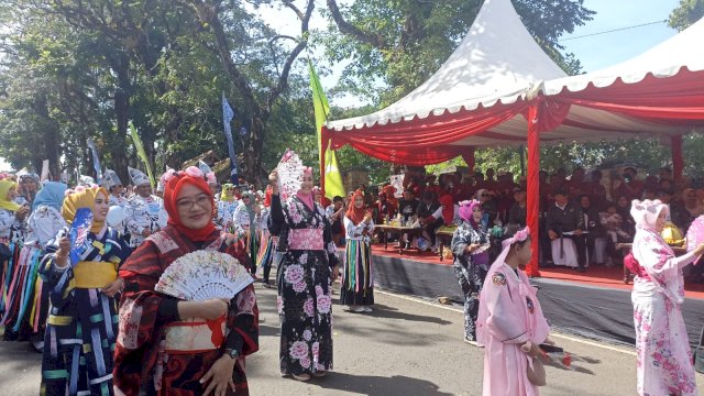 Diskominfo-SP Kabupaten Gowa menjadi salah satu SKPD yang meramaikan Fashion Karnaval Beautiful Malino di Jalan Sultan Hasanuddin, Sabtu, (15/07). (Chaerani/Republiknews.co.id)