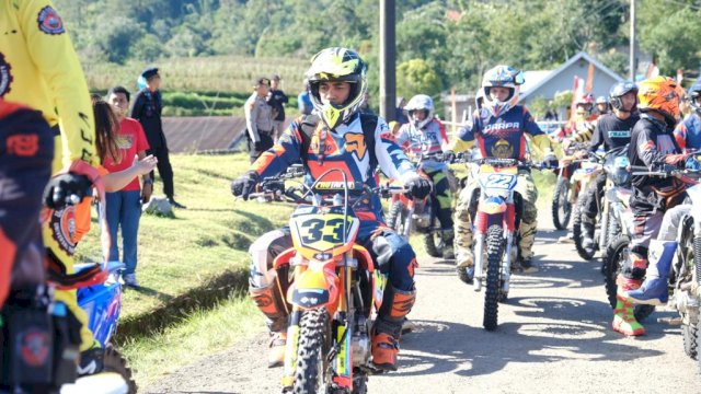 Ribuan rider dari berbagai daerah diluar Kabupaten Gowa, dan Sulawesi Selatan hadir mengikuti Trail Adventure yang menjadi salah satu rangkaian Beautiful Malino 2023, di Kelurahan Batu Lapisi, Kecamatan Tinggimoncong, Sabtu, (15/07/2023). (Dok. Humas Gowa)