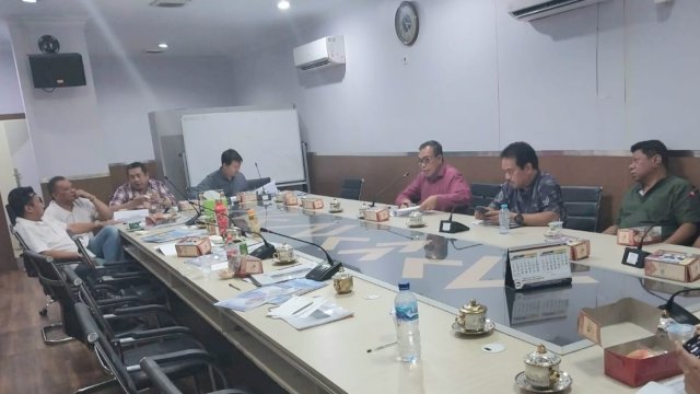 Rapat Monitoring dan Evaluasi Triwulan II 2023 PD Pasar Makassar Raya berlangsung di Ruang Komisi B DPRD Kota Makassar, Sabtu (15/07/2023). (Istimewa)