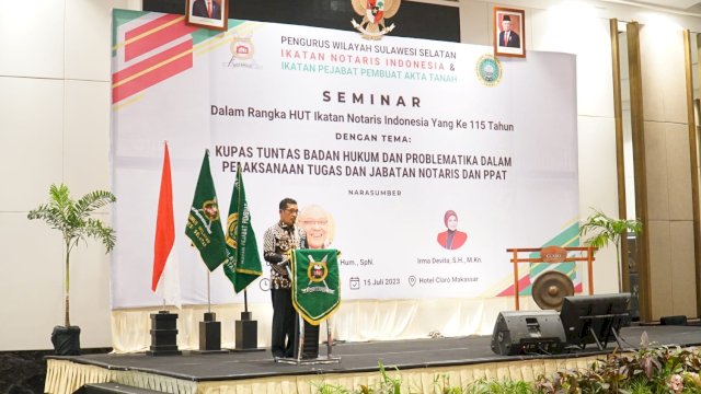 Kakanwil Kemenkumham Sulsel Liberti Sitinjak saat membuka Seminar Nasional dalam Rangka Hari Ulang Tahun (HUT) Ikatan Notaris Indonesia (INI) yang ke-115 Tahun, di Claro Hotel Makassar, Sabtu (15/07/2023). (Dok. Humas Kanwil Kemenkumham Sulsel)