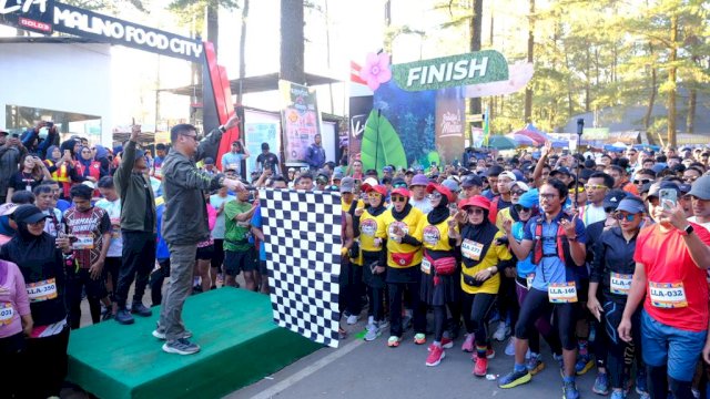 Bupati Gowa Adnan Purichta Ichsan saat melepas ratusan pelari Lari Lintas Alam Beautiful Malino 2023, di depan Landmark Kota Bunga, Malino, Minggu, (16/07/2023). (Dok. Humas Gowa)