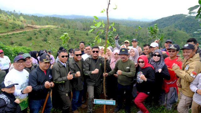 Bupati Gowa Adnan Purichta Ichsan didampingi Wakilnya Abd Rauf Malaganni, Sekretaris Daerah Kabupaten Gowa Kamsina bersama jajaran pimpinan Forkopimda dan lainnya usai melakukan penanaman pohon di Dusun Langkoa, Desa Tonasa, Kecamatan Tombolopao yang dikenal sebagai hutan lindung yang tergolong kritis, kemarin. (Dok. Humas Gowa)