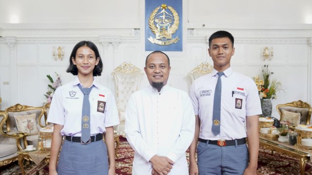 Gubernur Sulsel Andi Sudirman Sulaiman, saat menerima pelajar calon Paskibraka, Agusaryanto (SMAN 21 Makassar) dan Stevia Azalia Saranga (SMAN 5 Tana Toraja), di Rujab Gubernur, Jumat (14/07/2023). (Istimewa)