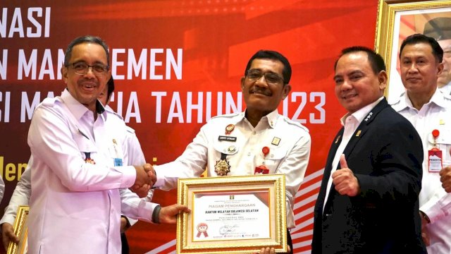 Kakanwil Kemenkumham Sulsel Liberti Sitinjak saat menerima penghargaan Kinerja Anggaran Terbaik yang diserahkan Sekretaris Jenderal Kemenkumham, Komjen Pol. Andap Budhi Revianto pada pembukaan Rapat Koordinasi Pengendalian Program Dukungan Manajemen Kementerian Hukum dan HAM Tahun 2023, di Grand City Ballroom Hotel Grand Mercure Jakarta Harmoni, Senin, (17/07). (Dok. Humas Kanwil Kemenkumham Sulsel)