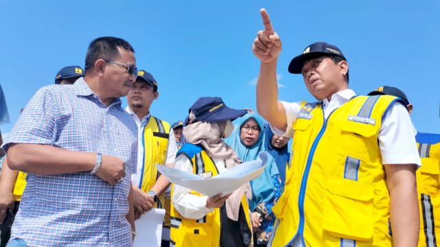 Anggota DPR RI Muhammad Fauzi, bersama Kepala BBWS Pompengan Jeneberan Djaya Sukarno, saat meninjau kondisi tanggul Sungai Baliase yang jebol di Desa Polewali, Luwu Utara, Senin (17/07/2023). (Istimewa)