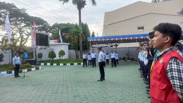 Kepala Bidang Hukum Kanwil Kemenkumham Sulsel Andi Haris saat memberikan arahan pada Apel Pagi di Halaman Kanwil Kemenkumham Sulsel, kemarin. (Dok. Humas Kanwil Kemenkumham Sulsel)