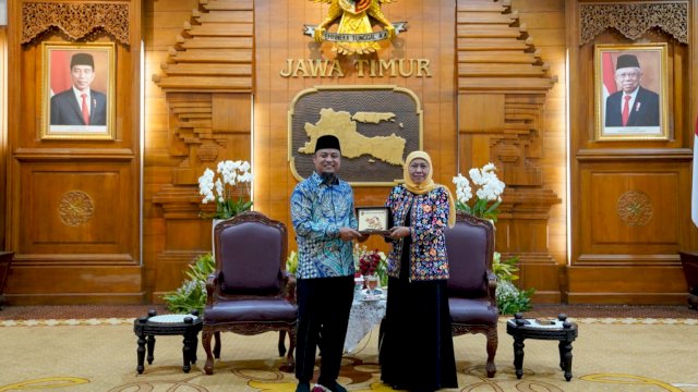 Gubernur Sulsel Andi Sudirman Sulaiman, saat menerima cendera mata dari Gubernur Jatim Khofifah Indar Parawansa, Rabu (19/07/2023). (Istimewa)