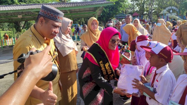 Bunda PAUD Kabupaten Kutai Timur Siti Robiah Ardiansyah, saat monitoring pelaksanaan MPLS di sekolah YPPSB, Selasa (18/07/2023). (Istimewa)