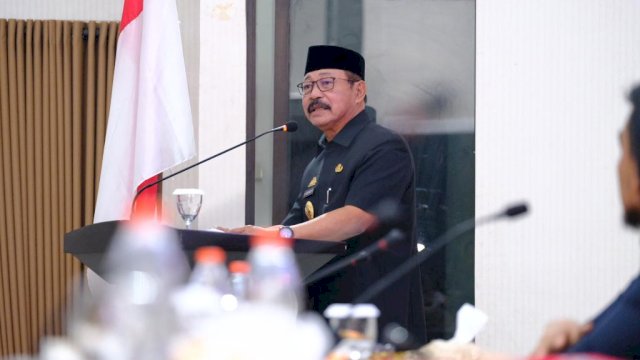 Wabup Gowa Abd Rauf Malaganni saat memberikan arahan di sela-sela Penyerahan Ranperda PDRD pada Rapat Paripurna DPRD Kabupaten Gowa, di Ruang Rapat Paripurna DPRD Kabupaten Gowa, kemarin. (Dok. Humas Gowa)