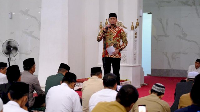 Bupati Gowa Adnan Purichta Ichsan saat memberikan sambutan pada perayaan Tahun Baru Islam, 1 Muharram 1445 Hijriah, di Masjid Agung Syekh Yusuf, kemarin. (Dok. Humas Gowa)