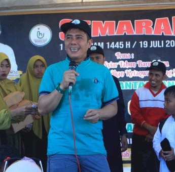 Semarakkan Tahun Baru 1445 Hijriah, Deng Ical Lepas Ribuan Peserta Jalan Santai Rumah Quran