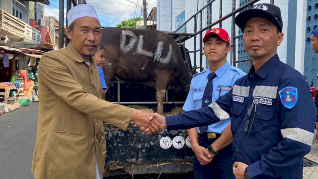 Ket : Kepala Cabang PT DLU Parepare, Wawan A.Md, usai menyerahkan langsung hewan kurban ke panitia kurban di 2 Masjid