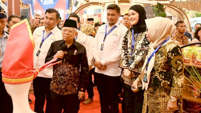 Bupati Gowa yang juga Sekretaris Jenderal Apkasi Adnan Purichta Ichsan didampingi Ketua TP PKK Kabupaten Gowa Priska Paramita Adnan bersama Sekretaris Daerah Kabupaten Gowa Kamsina saat mendampingi Wapres RI KH. Ma'ruf Amin saat melihat tenant Kabupaten Gowa pada EXPO Rakernas Apkasi 2023, di Nusantara Hall, ICE BSD, Kabupaten Tangerang, Provinsi Bante, Kamis, (20/07/2023). (Dok. Humas Gowa)