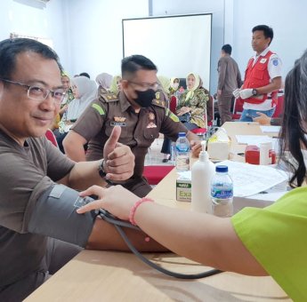 Jelang Hari Bhakti Adhyaksa ke 63 Kejari Selayar Gelar Donor Darah, Bansos dan Anjangsana Purna Kejaksaan