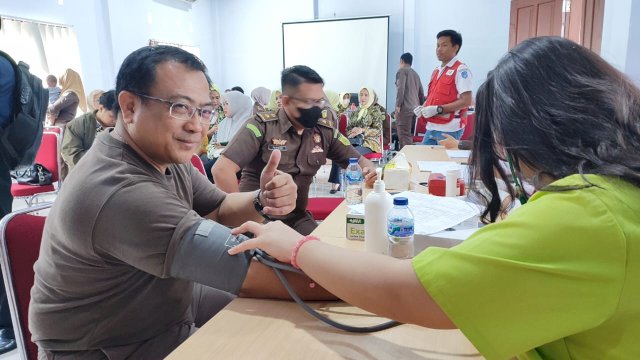 Jelang Hari Bhakti Adhyaksa ke 63 Kejari Selayar Gelar Donor Darah, Bansos dan Anjangsana Purna Kejaksaan