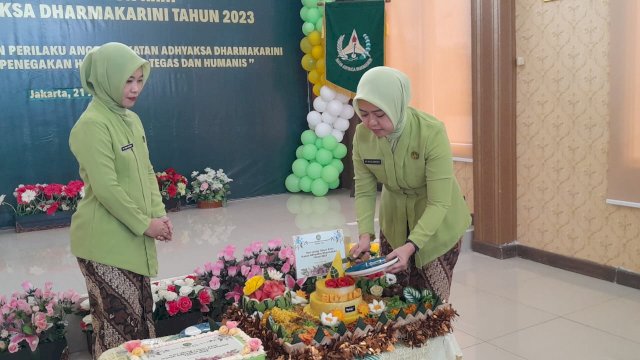 Ketua IAD Kejaksaan Negeri Sinjai, Sunariati Zulkarnaen saat Memotong Tumpeng HUT IAD XXIII. (ist)