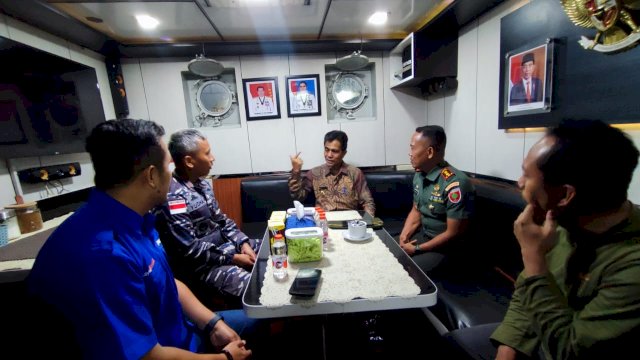 Unsur Muspida Kabupaten Kwpulauan Selayar saat mengunjungi KRI Tongkol 813 yang berlabuh di Pelabuhan Kecamatan Benteng. (Istimewa)