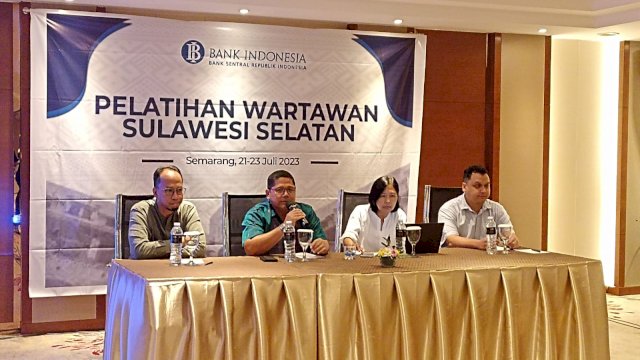 Kepala Perwakilan Bank Indonesia Sulawesi Selatan Causa Iman Karana (kedua kiri) didampingi Kepala Divisi Implementasi KEKDA BI Sulsel Sakti Arif Wicaksono (kiri), dan Manajer Unit Kehumasan BI Sulsel Rafdy Hifdhurrahman (kanan) saat memberikan arahan pada di sela-sela Pelatihan Wartawan Sulawesi Selatan, di Gumaya Tower Hotel, Kota Semarang, Provinsi Jawa Tengah, Jumat, (21/07/2023). (Chaerani/Republiknews.co.id)