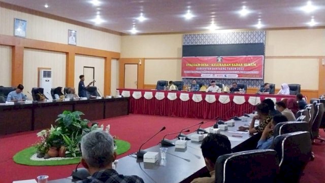 Tim Kanwil Kemenkumham Sulsel saat melaksanakan evaluasi kepada Desa dan Kelurahan Sadar Hukum di Kabupaten Bantaeng, di Ruang Pola Kantor Bupati Bantaeng, kemarin. (Dok. Humas Kanwil Kemenkumham Sulsel)