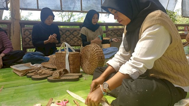 Pengrajin eceng gondok di Pusat Pengrajin Eceng Gondok Begok Craft yang merupakan UMKM Binaan BI Semarang, di Kesongo, Tuntang, Kota Semarang, Sabtu, (22/07/2023). (Dok. Chaerani/Republiknews.co.id)