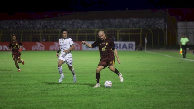 Pemain PSM Makassar, Wiljan Pluim menggiring bola dalam laga PSM vs Persib Bandung di pekan ke-4 BRI Liga 1 musim 2023/2024 di Stadion Gelora BJ Habibie Parepare, Sabtu (22/7/2023) malam. (Foto: Official Photografer PSM Makassar)