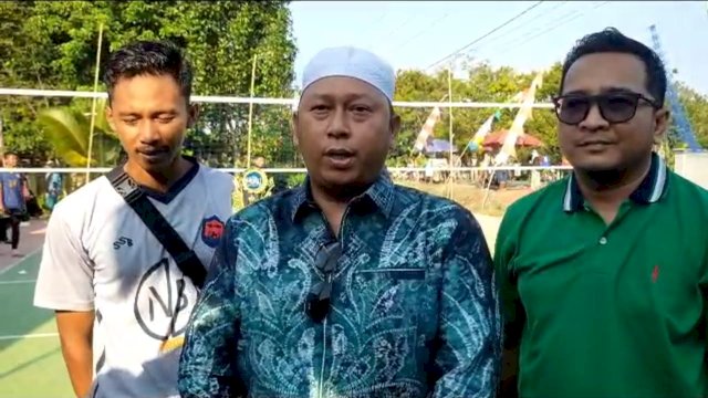 Ketua DPC PPP Barito Kuala, Bahrul Ilmi, memberikan keterangan pers usai menghadiri Turnamen Bola Voli Putra Karang Taruna Desa Kolam Kanan. (Foto: Rahim Arza / Republiknews.co.id)