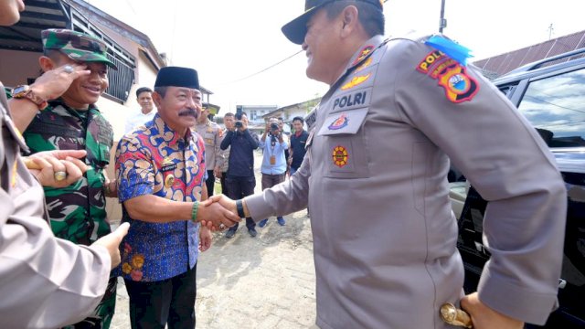 Wakil Bupati Gowa Abd. Rauf Malaganni saat mendampingi Kapolda Sulawesi Selatan Irjen Pol Setyo Boedi Moempoeni Harso saat meyerahkan kunci rumah kepada anggota polri, di Perumahan Mutiara Permai, Jalan Yusuf Bauty, Kelurahan Paccinongan, Kecamatan Somba Opu. (Dok. Humas Gowa)