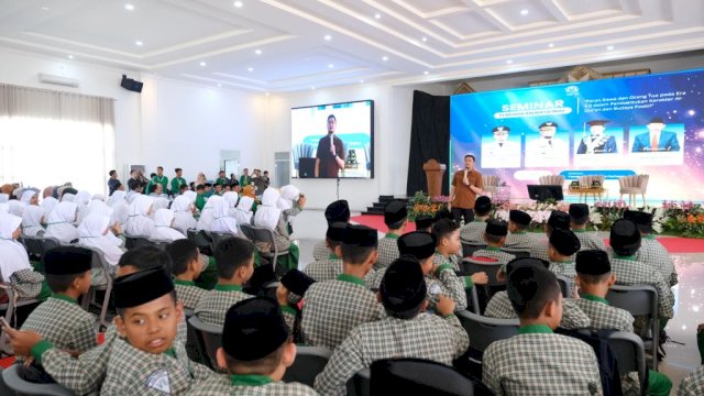 Bupati Gowa Adnan Purichta Ichsan saat membuka sekaligus menjadi narasumber pada Seminar Pendidikan Nasional bertajuk "Peran Siswa dan Orang Tua pada Era 5.0 dalam Pembentukan Karakter Al-Qur'an dan Budaya Positif", di Baruga Madrasah Arifah Gowa, Kecamatan Pallangga, Minggu (23/07/2023). (Dok. Humas Gowa)