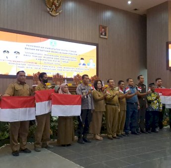 Jelang Hari Kemerdekaan, Bakesbangpol Kutim Bagikan 800 Bendera Merah Putih