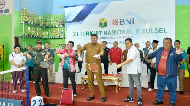 Bupati Gowa Adnan Purichta Ichsan saat membuka BNI Sirkuit Nasional B Sulawesi Selatan, di Gedung Olahraga (GOR) Sungguminasa, Senin, (24/07/2023). (Dok. Humas Gowa)
