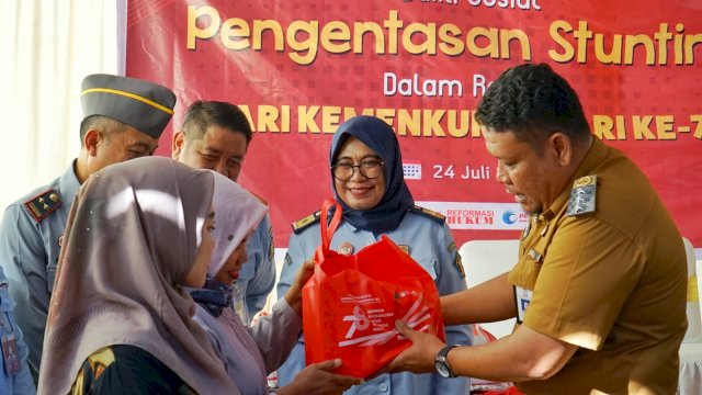 Kanwil Kemenkumham Sulawesi Selatan saat memberikan bantuan makanan tambahan kepada anak-anak dan ibu hamil di Kelurahan Mangasa, Kecamatan Tamalate, kemarin. (Dok. Humas Kanwil Kemenkumham Sulsel)
