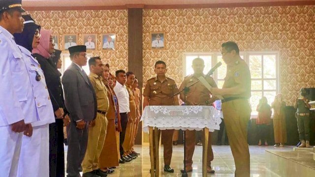 Wakil Bupati Muna Bachrun Labuta, melantik Kepala Dinas Dukcapil dan beberapa Pejabat lainnya, Selasa (25/07/2023). (Foto: Rustam / Republiknews.co.id)