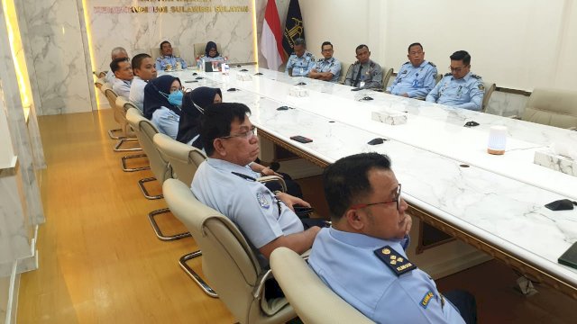 Tim Kanwil Kemenkumham Sulsel saat mengikuti Seminar Nasional bertema "Menyongsong Berlakunya Hukum yang Hidup dalam Masyarakat Berdasarkan UU No 1/2023 Tentang KUHP secara hybrid, di Ruang Pimpinan, kemarin. (Dok. Humas Kanwil Kemenkumham Sulsel)