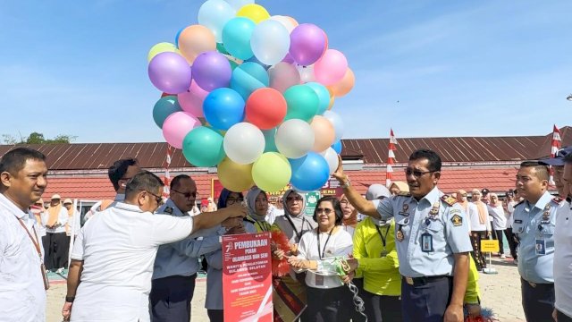Ketua Dharma Wanita Pengayoman Kanwil Kemenkumham Sulsel Dame Liberti Sitinjak (Kemeja Putih) bersama Kakanwil Kemenkumham Sulsel Liberti Sitinjak dan jajaran lainnya saat membuka Porseni Wanita Pengayoman Kanwil Kemenkumham Sulsel, di Halaman Lapas Wanita Sungguminasa, Kabupaten Gowa, Selasa, (25/07/2023).