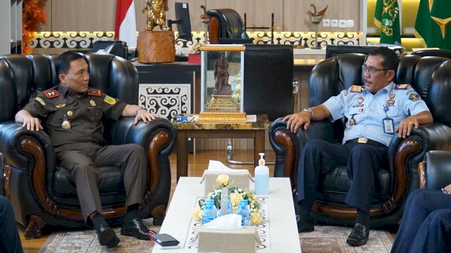 Kakanwil Kemenkumham Sulawesi Selatan Liberti Sitinjak saat melakukan kunjungan kerja dan diterima langsung Kajati Sulsel Leonard Eben Ezer Simanjuntak, di Ruang Kerjanya, di Kantor Kejati Sulsel, Jalan Urip Sumoharjo, Makassar, kemarin. (Dok. Humas Kanwil Kemenkumham Sulsel)