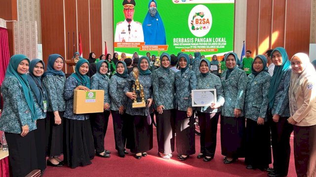 TP PKK Kabupaten Gowa berhasil meraih juara dua pada Festival B2SA Tingkat Provinsi Sulawesi Selatan yang berlangsung di Baruga Pattingalloang Sulawesi Selatan, kemarin. (Dok. Humas Gowa)