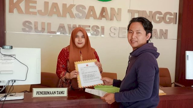 Ketua AMPK Rais Aljihad, saat melaporkan Kabid Cipta Karya Dinas PU Jeneponto di Kejaksaan Tinggi (Kejati) Sulsel, Selasa (25/07/2023). (Istimewa)