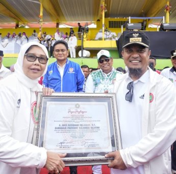 Terima Penghargaan dari PGRI, Gubernur Andi Sudirman: Guru Adalah Pahlawan Andalan Kita Semua