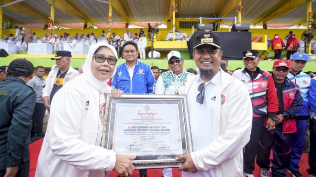 Terima Penghargaan dari PGRI, Gubernur Andi Sudirman: Guru Adalah Pahlawan Andalan Kita Semua
