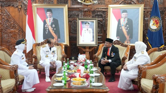 Gubernur Sulsel Andi Sudirman Sulaiman, berbincang dengan Gubernur/Rektor IPDN Prof. Ermaya Suradinata, usai mengikuti Pelantikan Lulusan IPDN Tahun Akademik 2022/2023, Kamis (27/07/2023). (Istimewa)