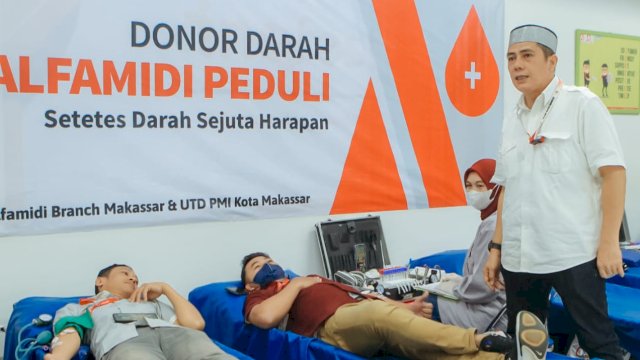 Ketua PMI Kota Makassar Syamsu Rizal (Deng Ical), saat meninjau kegiatan donor darah Alfamidi, Rabu (26/07/2023). (Istimewa)