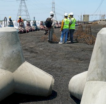 PLN Berhasil Kelola FABA Hingga 1,45 Juta Ton untuk Dimanfaatkan Masyarakat Jadi Batako hingga Tanggul Laut