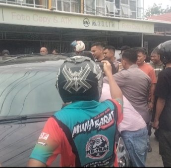 Balita di Muna Terkunci Dalam Mobil, Warga Panik Hingga Pecahkan Kaca Mobil