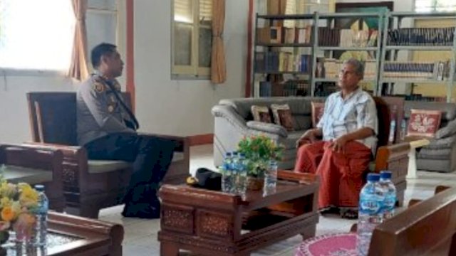Kapolres Ende AKBP I Gede Ngurah Joni Mahardika, berbincang santai bersama Uskup Agung Ende Mgr. Vincentius Potokota. (Istimewa)