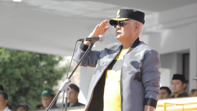 Bupati Soppeng Andi Kaswadi Razak, saat memimpin upacara Penutupan Porseni PGRI Tingkat Provinsi Sulawesi Selatan, Jumat (28/07/2023). (Istimewa)