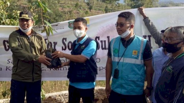 Penanaman bibit pohon secara simbolis oleh Gubernur Sulsel Andi Sudirman Sulaiman, bersama perwakilan PLN UID Sulselrabar di Desa Wisata Kassi, Kabupaten Jeneponto. (Istimewa)