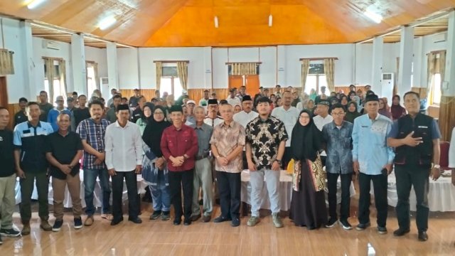 Foto bersama Bupati Wakatobi, Haliana, bersama jajara Bappenas, BBIB Singosari, Dinas Peternakan Provinsi Sultra, Dinas Pertanian Wakatobi dan peserta Knowledge Sharing Kemitraan Multipihak Manajemen Produksi Ternak. (Foto: Gayus Irawadi / Republiknews.co.id)